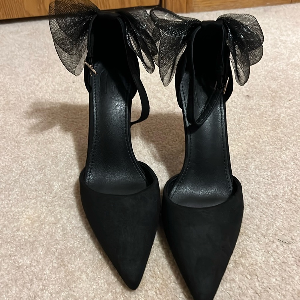 Black bow heels